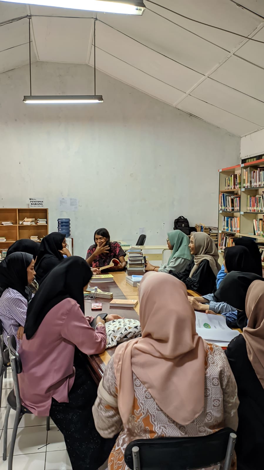 Membaca Karya Sastra diperpustakaan