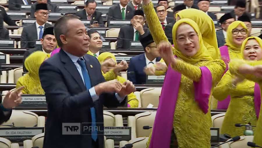Anggota Dewan Perwakilan Rakyat sedang Berjoget Ketika Sidang